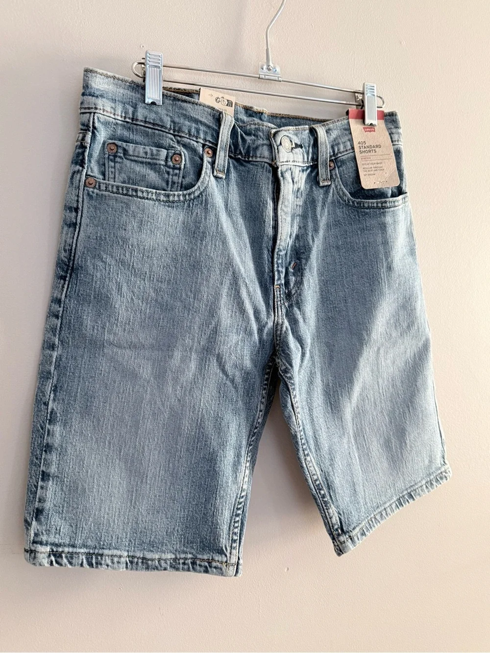 LEVI’S || 405 Light Wash Blue Denim Standard Shorts. Sz. 29